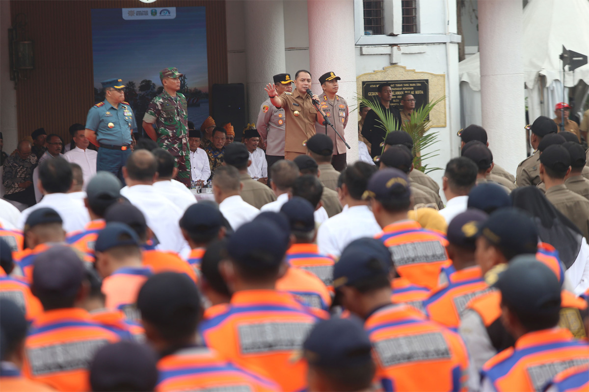 Wali Kota Eri Cahyadi memimpin apel gabungan yang melibatkan Polrestabes Surabaya, Polres Pelabuhan Tanjung Perak, Kodim 0830/Surabaya, Lantamal V Surabaya, serta sejumlah (Ormas). (Istimewa). - Image