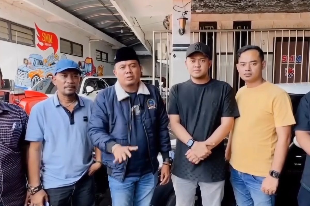 Perwakilan Forum Solidaritas Madura Indonesia (FSMI) memberikan pernyataan terhadap kebijakan penertiban jukir minimarket di Surabaya. (Instagram @aslisuroboyo) - Image