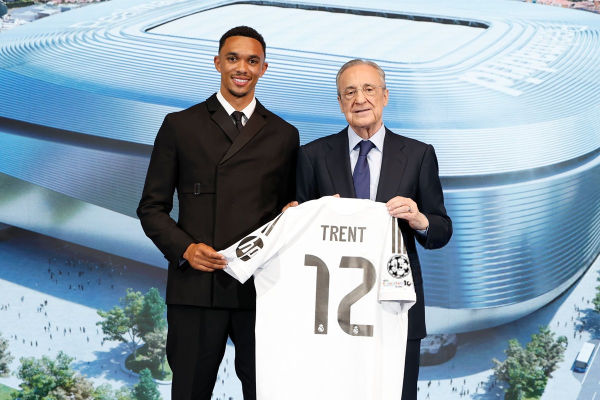 Trent Alexander-Arnold mengganti nama di jersey dalam sesi perkenalan di Real Madrid. Sumber foto: (Dok. Real Madrid) - Image