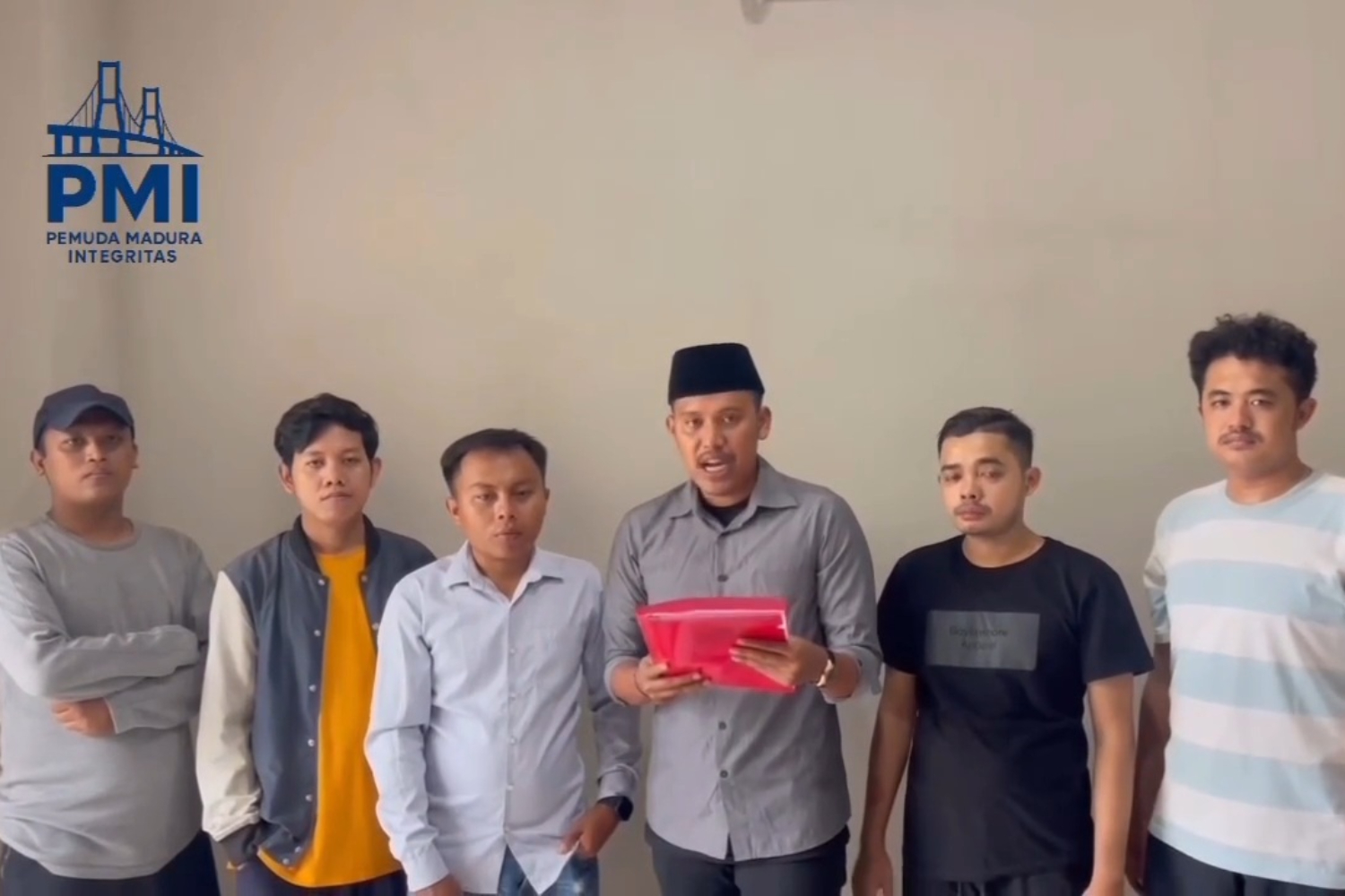 Aliansi Pemuda Madura Integritas menyatakan dukungannya terhadap Pemkot Surabaya dalam menertibkan jukir liar. (Instagram @aslisuroboyo) - Image
