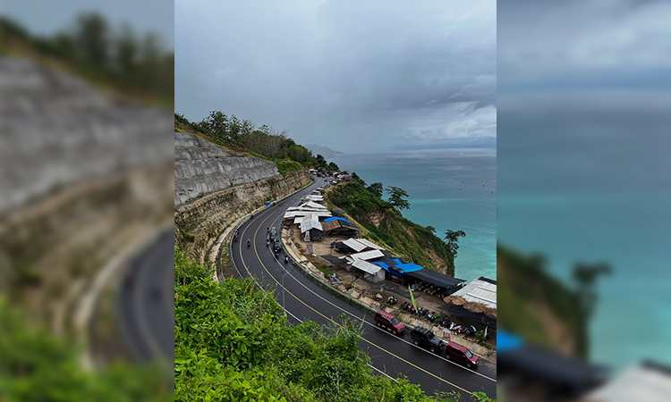 Tempat nongkrong di jalur lintas selatan Tulungagung dengan view laut (Instagram @mastul.id) - Image