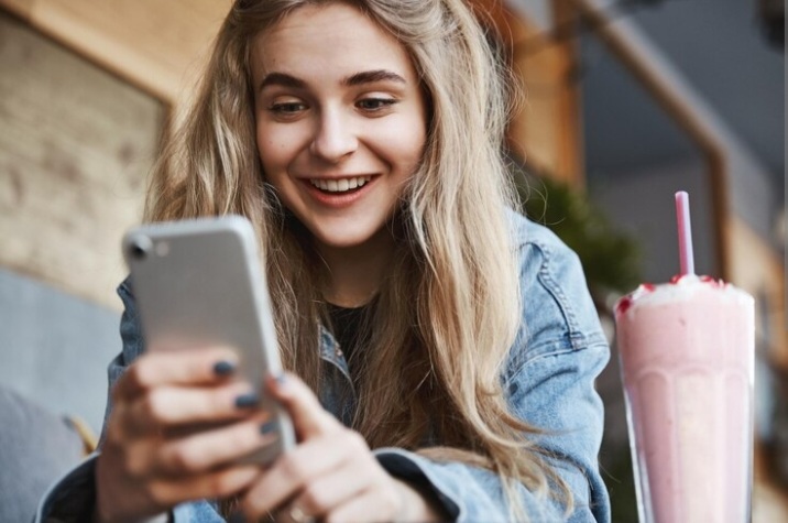 Ilustrasi orang yang suka mengirim gambar atau video lucu pada teman-temannya - Image