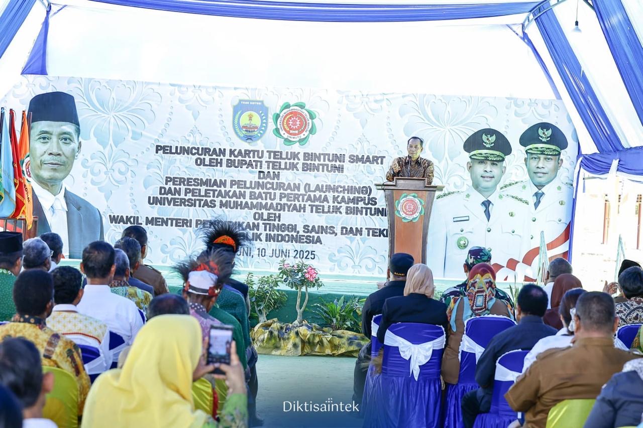Wamendiktisaintek Fauzan bersama pemerintah daerah Teluk Bintuni meluncurkan Kartu Teluk Bintuni Smart dan melakukan pembanguanan kampus. (Diktisaintek) - Image
