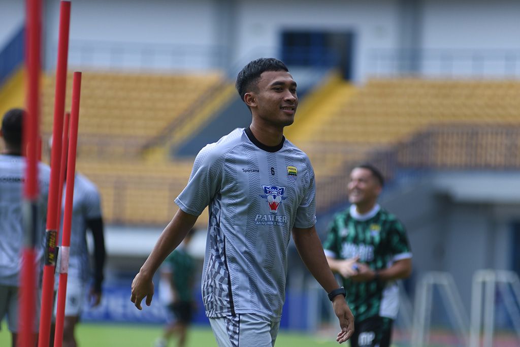 Robi Darwis, gelandang muda andalan Persib dipanggil ke Timnas U-23. (dok. Persib) - Image