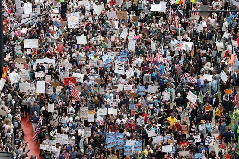 Demo "No Kings" yang dilakukan masyarakat Amerika dalam rangka menentang kebijakan Presiden Amerika Serikat Donald Trump di Chicago pada Sabtu (14/6). (dok: Getty Images) - Image