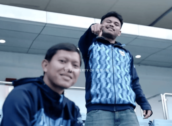 Pemain Persib Bandung Saddil Ramdani dan Adam Alis. (dok. Persib TV) - Image