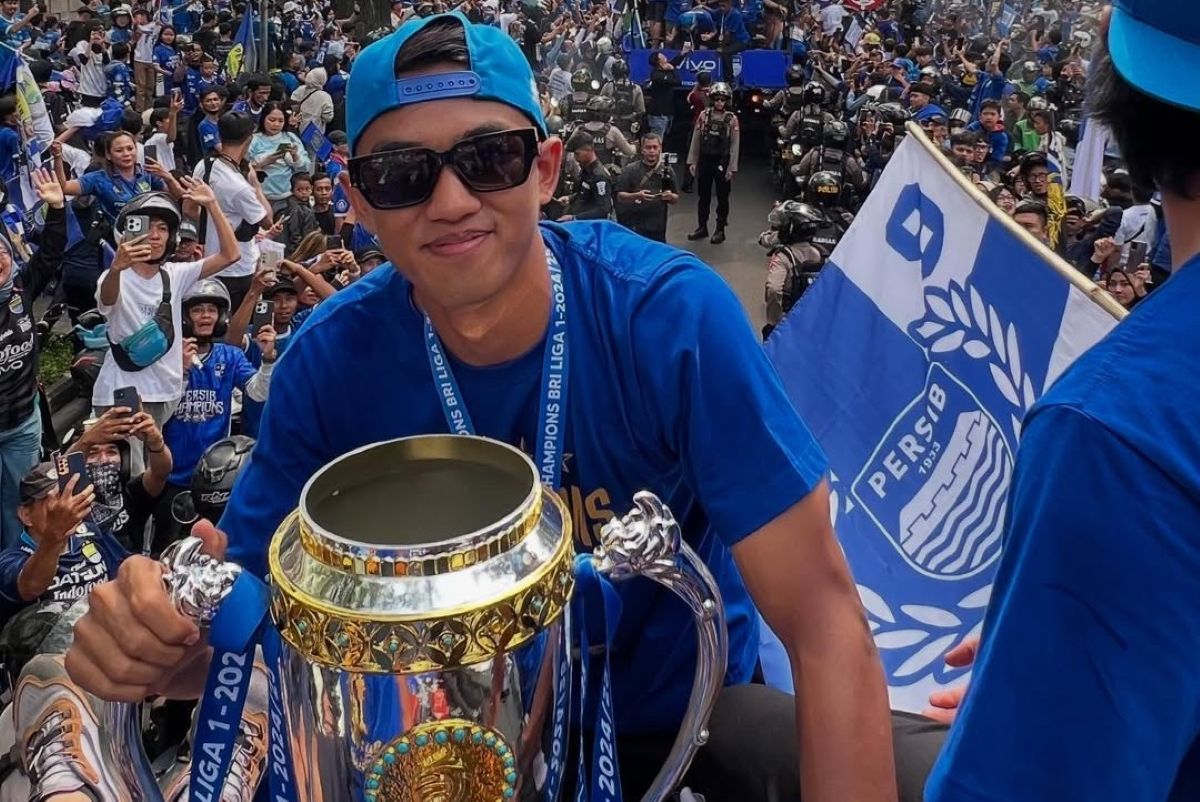 Pemian Persib Kakang Rudianto bersama trofi Liga 1 musim 2024/25. (Dok. Instagram) - Image