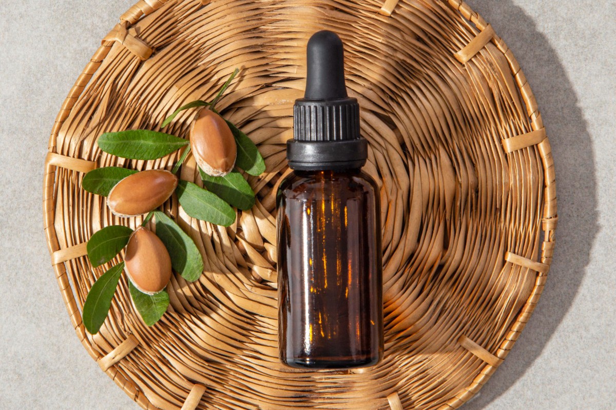 Rasakan manfaat tamanu oil, sehingga kulitmu akan terlihat lebih muda dan sehat. (Freepik/Freepik) - Image