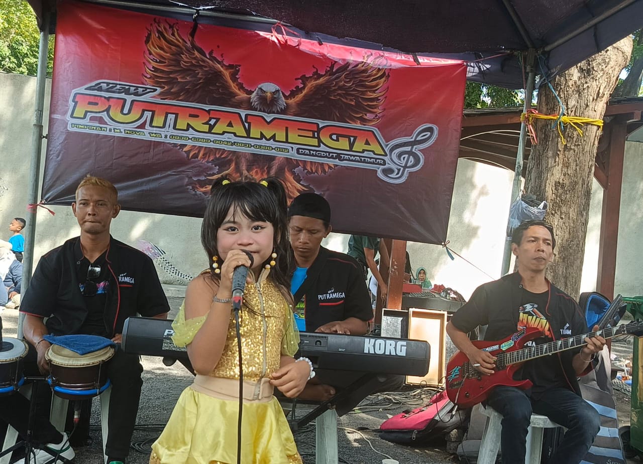 Dinda Queensya, penyanyi cilik asal Menganti, tampil penuh percaya diri membawakan lagu dangdut di Taman Hiburan Pantai Kenjeran, Surabaya.(Istimewa) - Image