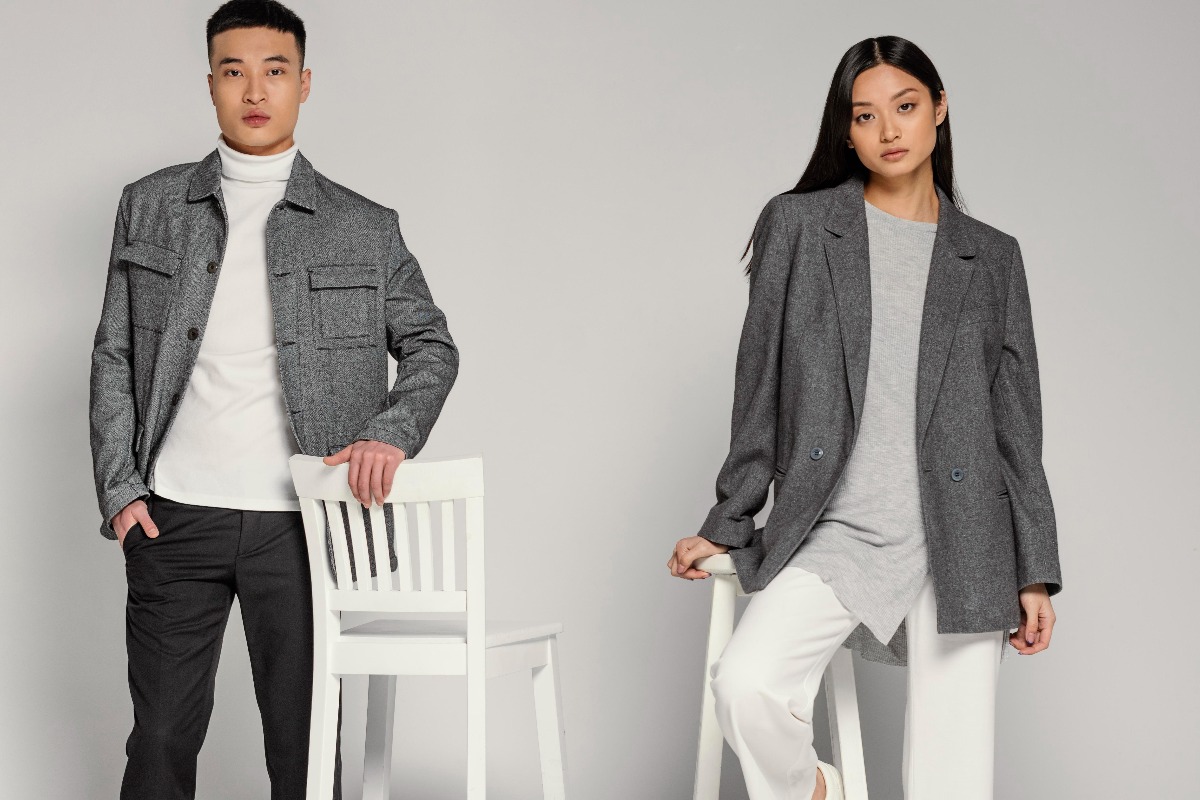 Outfit monokrom membantu tubuh mungil terlihat lebih proporsional. (dok. Freepik) - Image