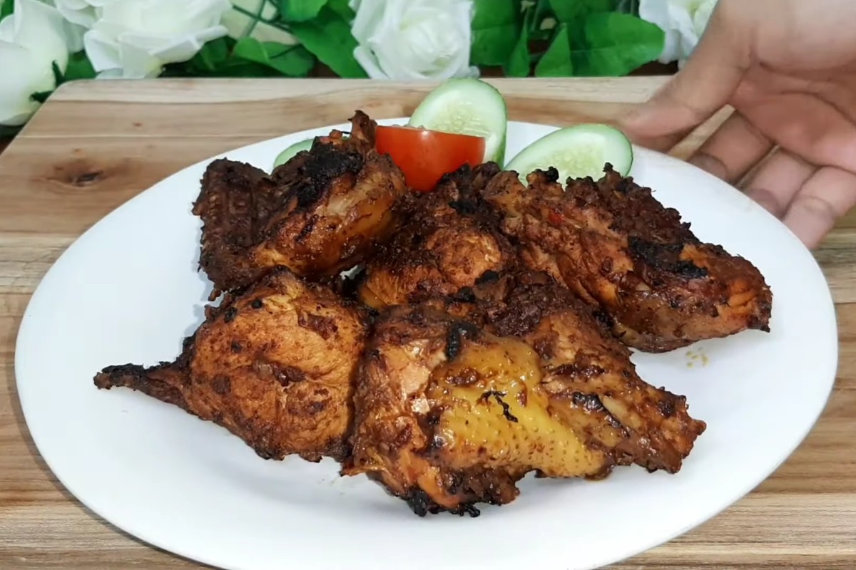 Sajian hasil resep ayam bakar bumbu rujak. (Tangkapan layar YouTube @CeceromedKitchen_1228) - Image