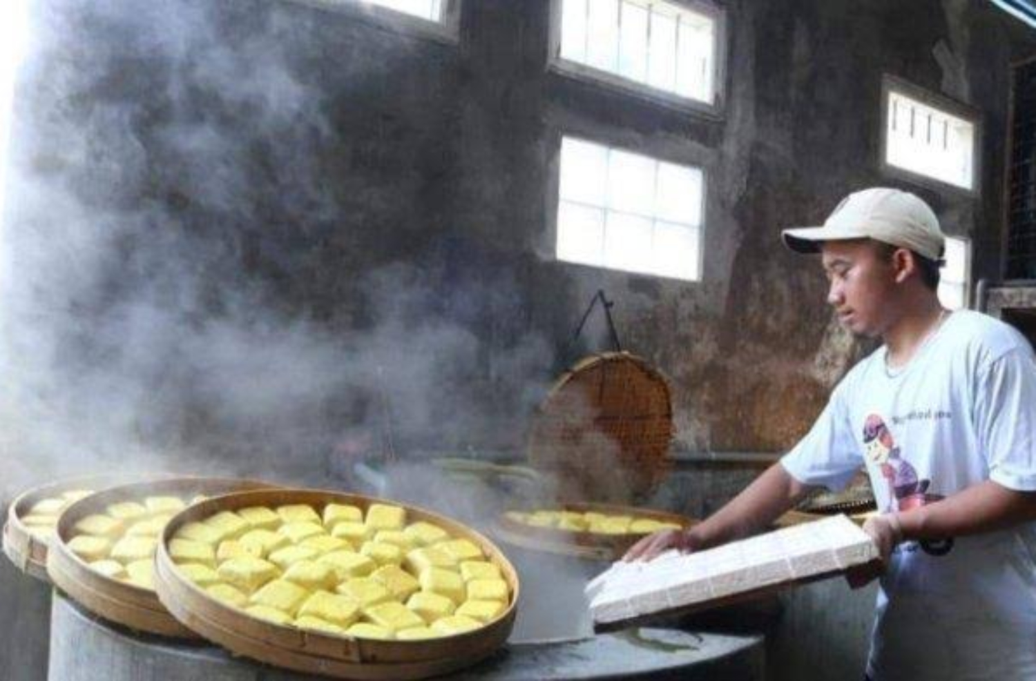Salah satu rumah produksi tahu kuning atau tahu takwa di GTT Kediri, yang selalu ramai pengunjung saat weekend. (Istimewa) - Image