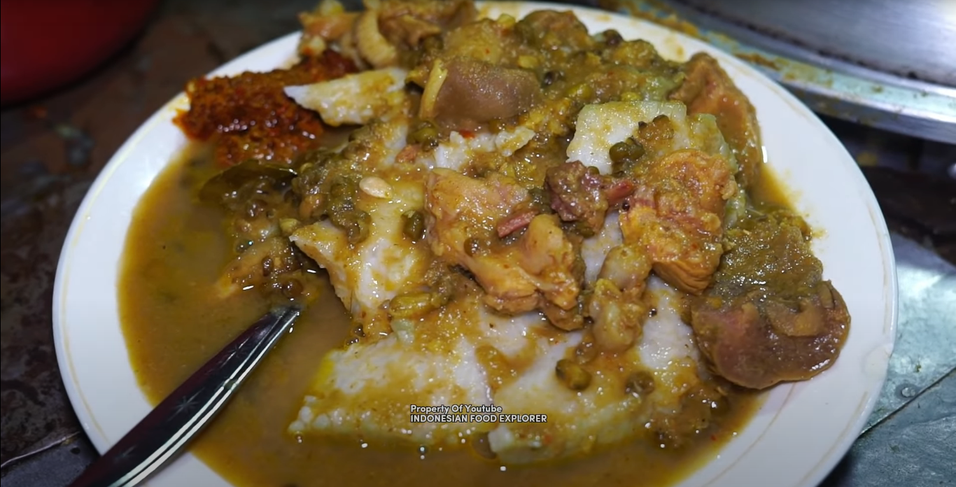 Kuliner gulai rekomendasi di Surabaya. (Tangkapan Layar YT Indonesian Food Explorer) - Image