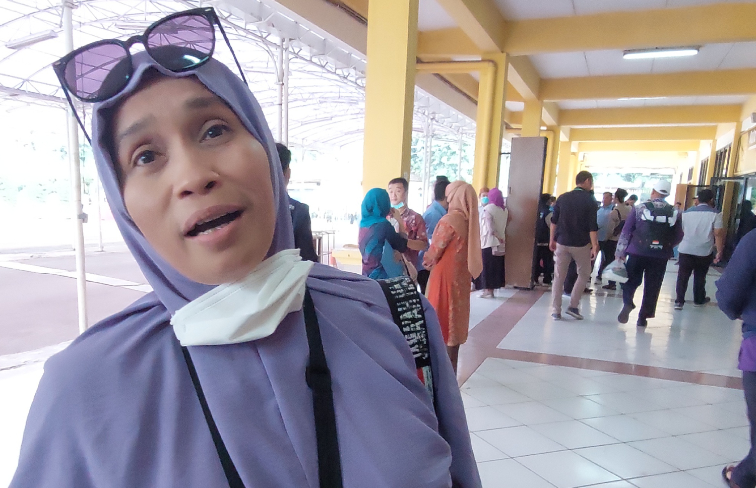 Farida, 48, jamaah haji kloter 12 Debarkasi Jakarta–Bekasi yang menggunakan pesawat Saudia Airlines SV 5276 saat ditemui di Asrama Haji Embarkasi Bekasi, Rabu (18/6). (Ryandi Zahdomo/JawaPos.com) - Image