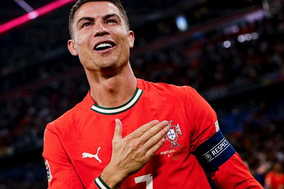 Sang mega bintang sepak bola dunia, Cristiano Ronaldo kirim jersey perdamaian untuk Donald Trump di tengah konflik Israel dan Iran. (Instagram Cristiano Ronaldo) - Image