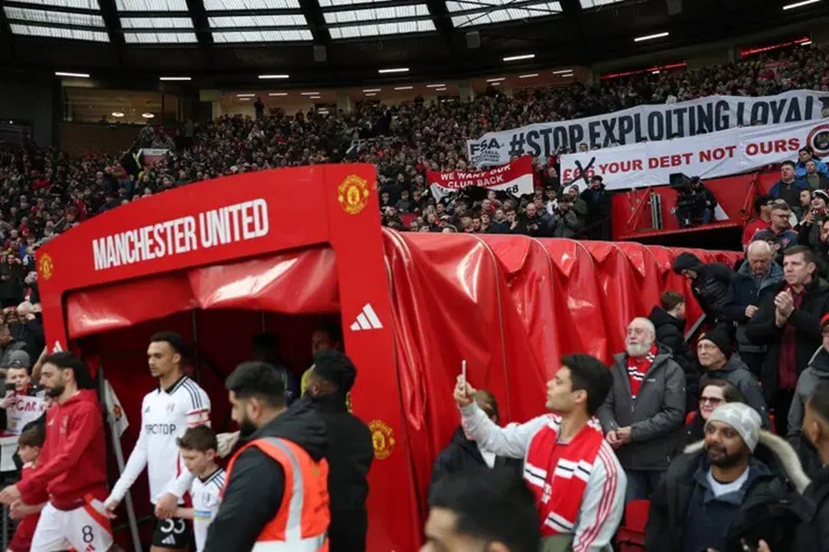Fans Manchester United menolak kenaikan tiket musim 2025-2026. (dok. MANU) - Image