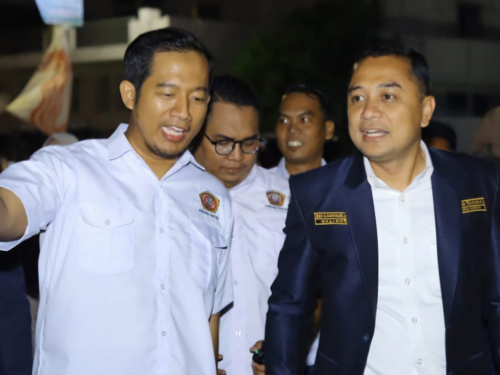 Ketua Karang Taruna Kota Surabaya Febryan Kiswanto (kiri) dan Wali Kota Surabaya Eri Cahyadi. (Dok/ Kartar Surabaya) - Image