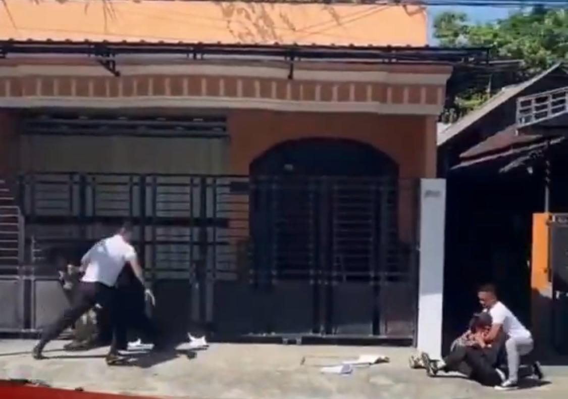 tiga mahasiswa PC PMIi Blitar saat diamankan paspampres yang mengawal Wapres Gibran. (Istimewa) - Image