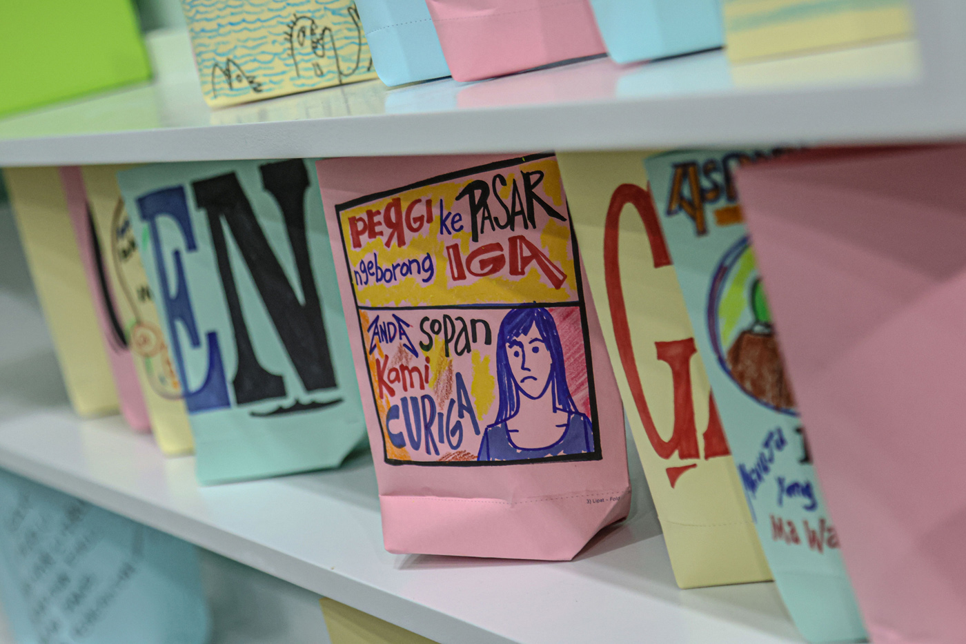 Sejumlah anak-anak sekolah berkreasi dengan membuat karya seni di Children's Art Space: GORENGAN Bur