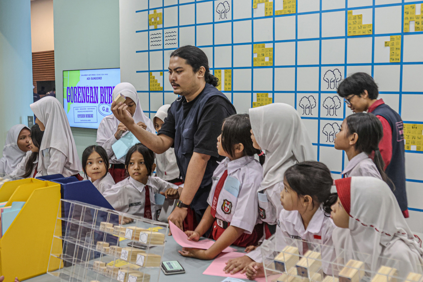 Sejumlah anak-anak sekolah berkreasi dengan membuat karya seni di Children's Art Space: GORENGAN Bur
