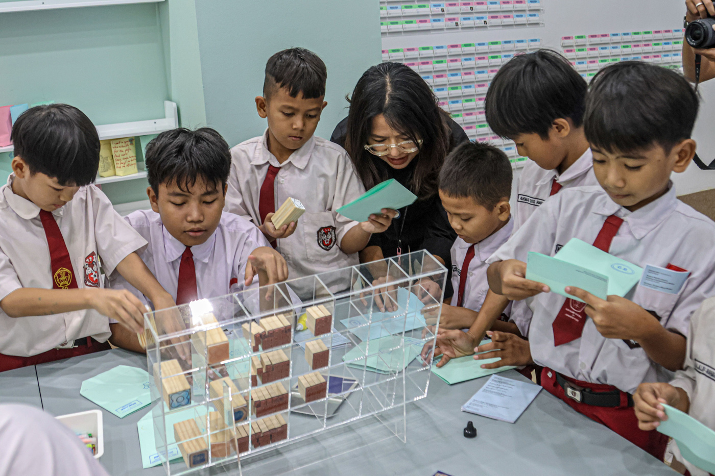 Sejumlah anak-anak sekolah berkreasi dengan membuat karya seni di Children's Art Space: GORENGAN Bur