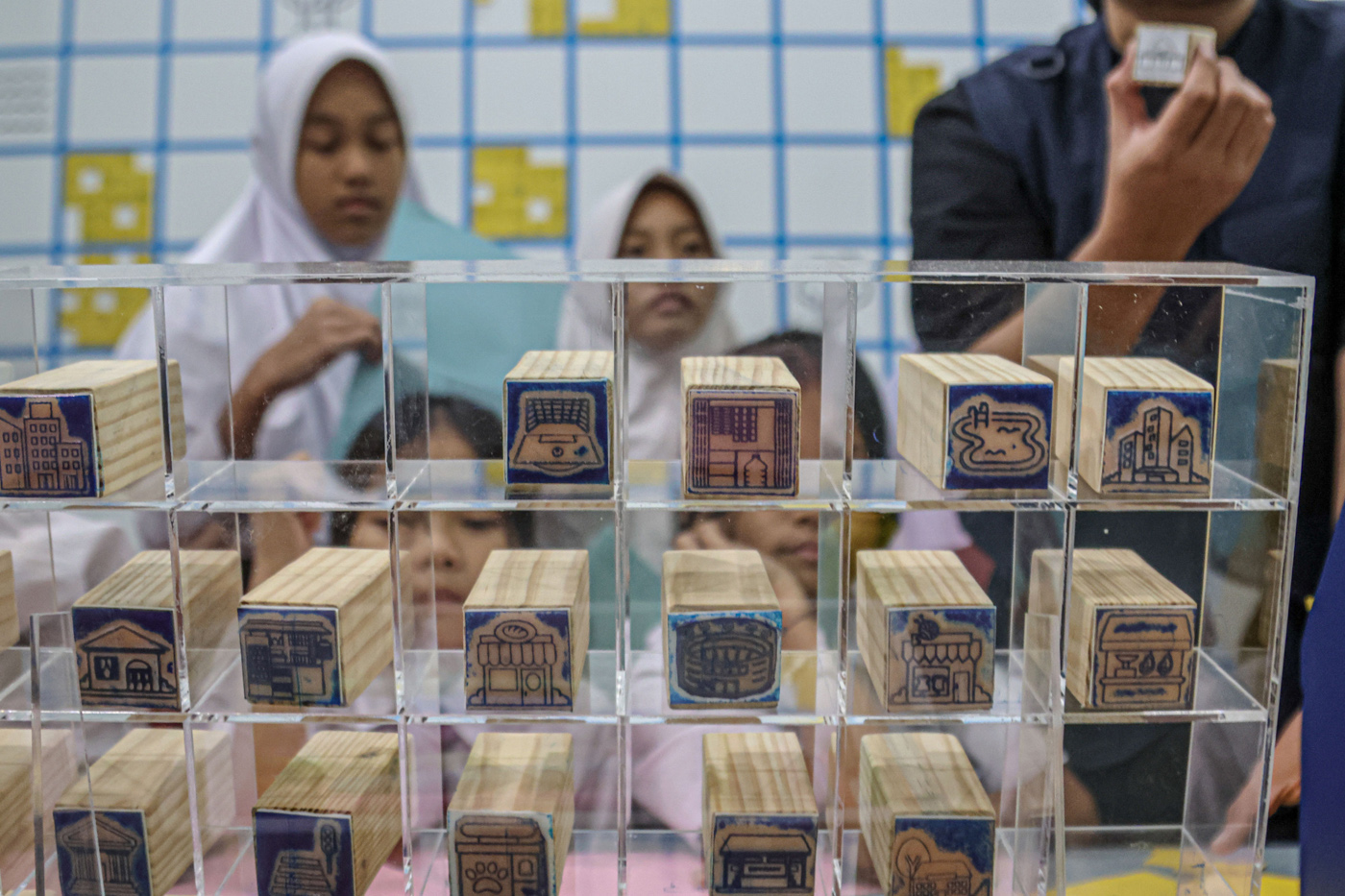 Sejumlah anak-anak sekolah berkreasi dengan membuat karya seni di Children's Art Space: GORENGAN Bur