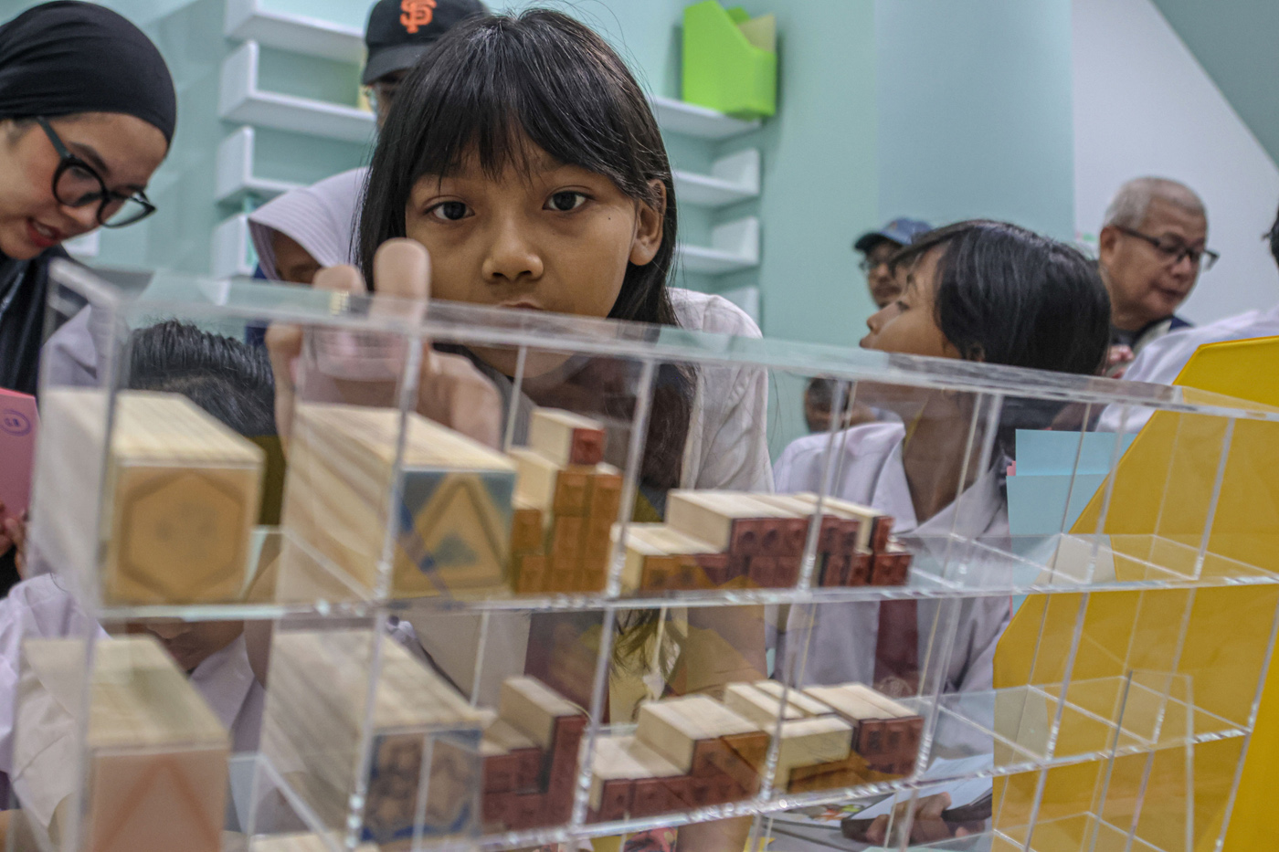 Sejumlah anak-anak sekolah berkreasi dengan membuat karya seni di Children's Art Space: GORENGAN Bur
