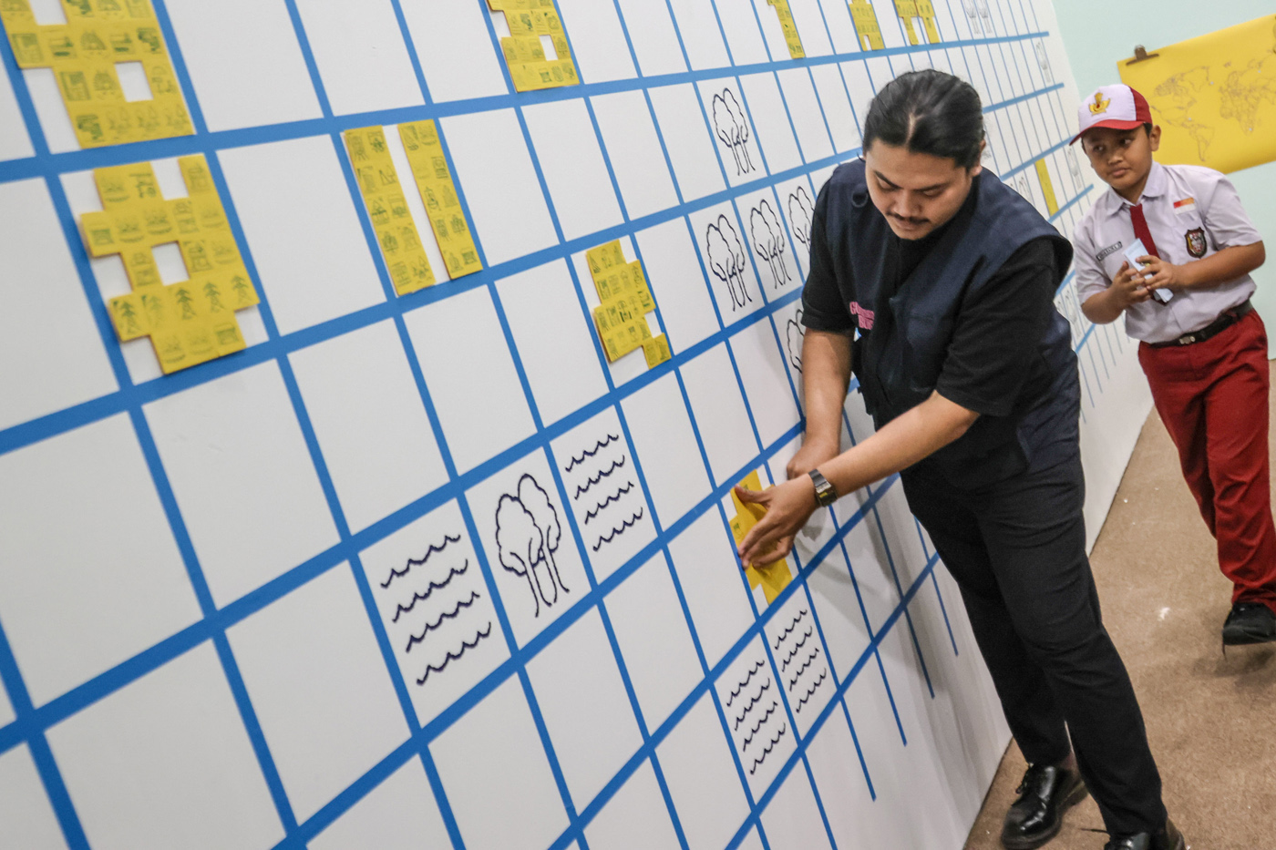 Sejumlah anak-anak sekolah berkreasi dengan membuat karya seni di Children's Art Space: GORENGAN Bur