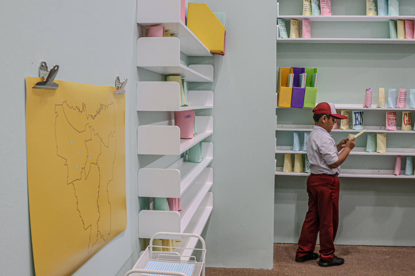 Sejumlah anak-anak sekolah berkreasi dengan membuat karya seni di Children's Art Space: GORENGAN Bur