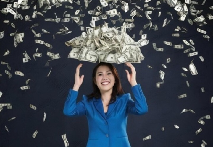 Ilustrasi orang dengan weton yang tak pernah dibiarkan hidup dalam kekurangan berkat selalu dipayungi oleh dewa rezeki sepanjang hari (freepik/ Flowo) - Image