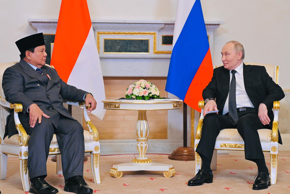 Presiden Prabowo Subianto dan Presiden Rusia Vladimir Putin menggelar pertemuan hangat di Istana Konstantinovsky, Kamis (19/6). (istimewa) - Image