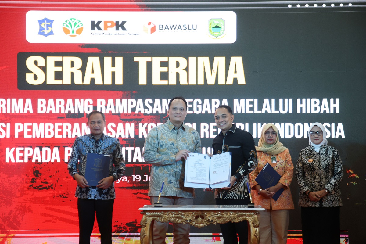 Pemerintah Kota (Pemkot) Surabaya menerima hibah aset senilai Rp 5,3 Miliar dari KPK, seremoni digelar di Balai Kota Surabaya, Kamis (19/6). (Humas Pemkot Surabaya) - Image
