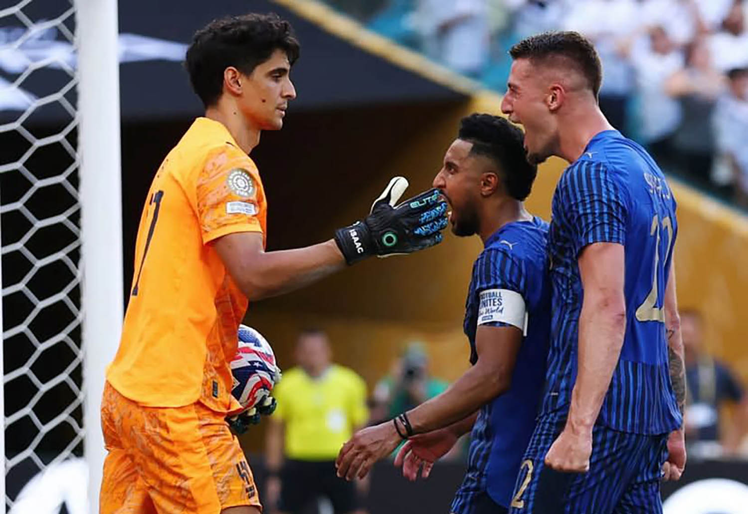 Kiper Al-Hilal, Bono, menjadi mimpi buruk bagi Real Madrid di Hard Rock Stadium, Kamis (19/6). (Dok. FIFA Club World Cup) - Image