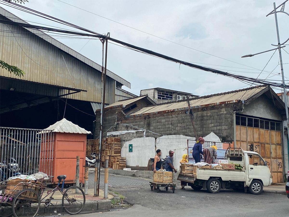 TAATI ATURAN: Pedagang berbelanja buah di Pasar Buah Tanjung Sari 47. (Alfian Rizal/Jawa Pos) - Image