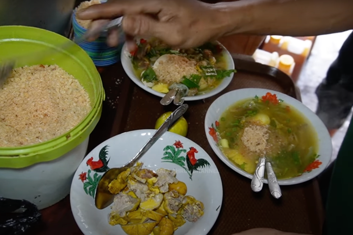 Soto khas Surabaya yang sering diburu warga./Tangkapan layar dari Rafa Ahrul Channel - Image