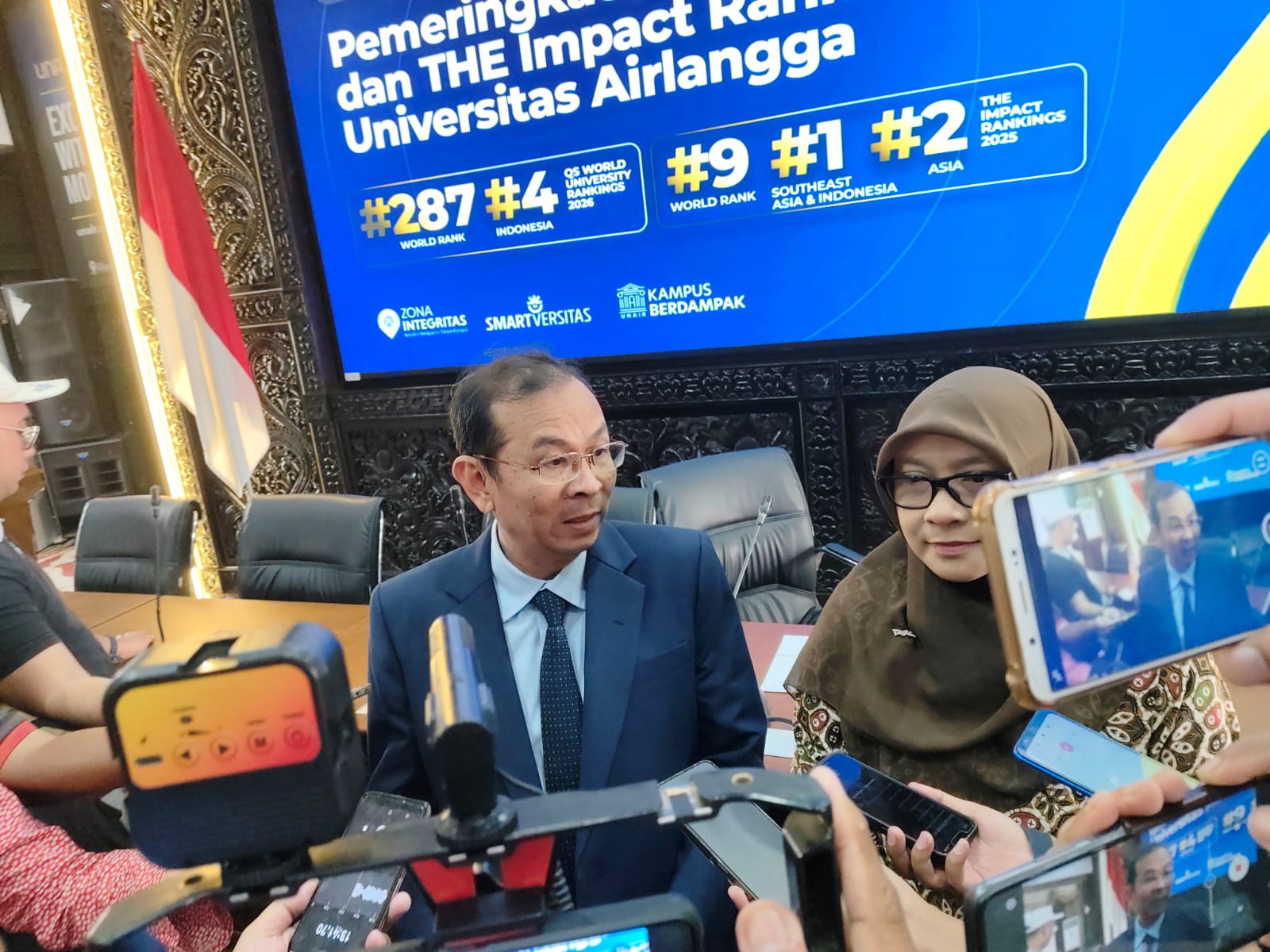 Rektor Universitas Airlangga Prof. Muhammad Madyan saat konferensi pers tentang pemeringkatan Unair dalam Times Higher Education (THE) Impact Rankings 2025. (Novia Herawati/JawaPos.com) - Image