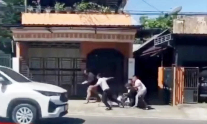 Tiga anggota Pergerakan Mahasiswa Islam Indonesia (PMII) Blitar dikabarkan ditangkap saat kunjungan Wakil Presiden (Wapres) RI Gibran Rakabuming Raka ke Blitar, Jawa Timur, pada Rabu (18/6). - Image