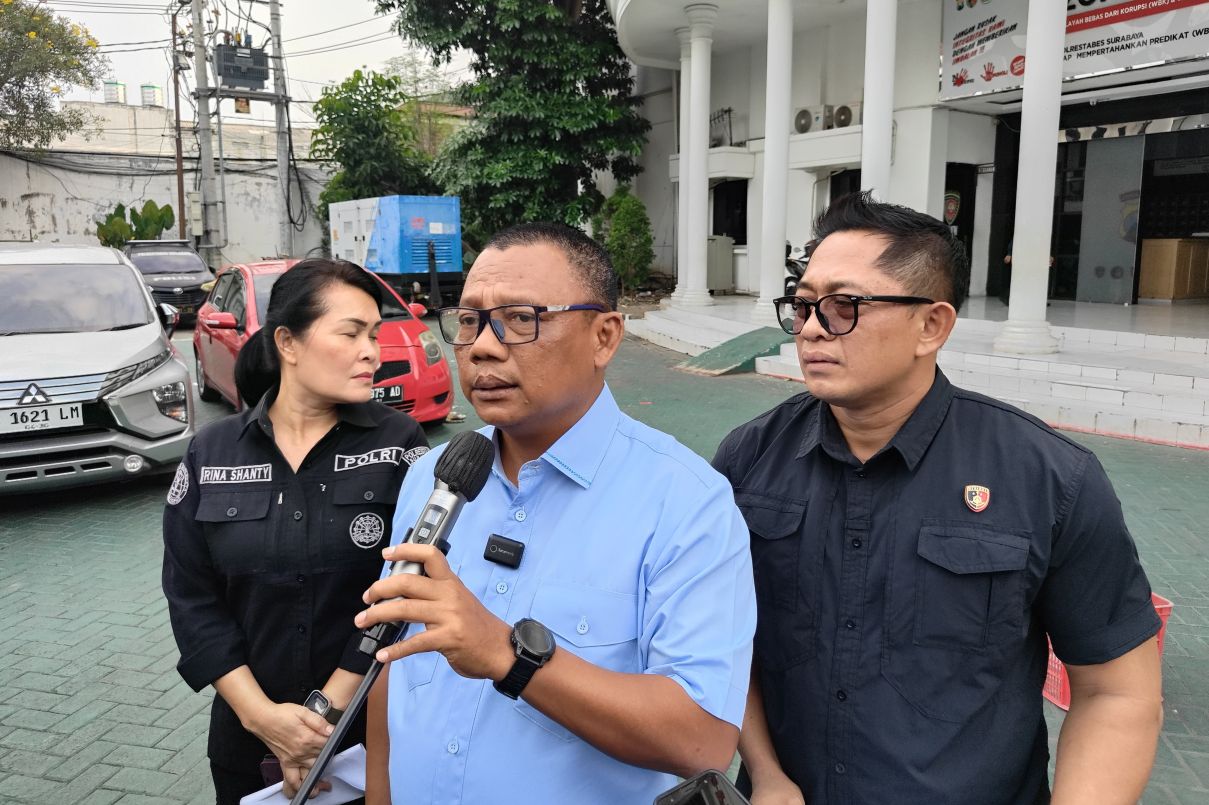 Kasatreskrim Polrestabes Surabaya AKBP Edi Herwiyanto (tengah). (Juliana Christy/JawaPos.com) - Image