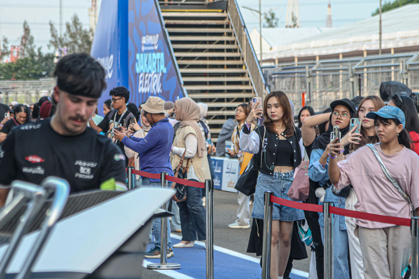 Sejumlah pengunjung formula E mengikuti paddock tour usai latihan bebas sesi pertama atau free pract