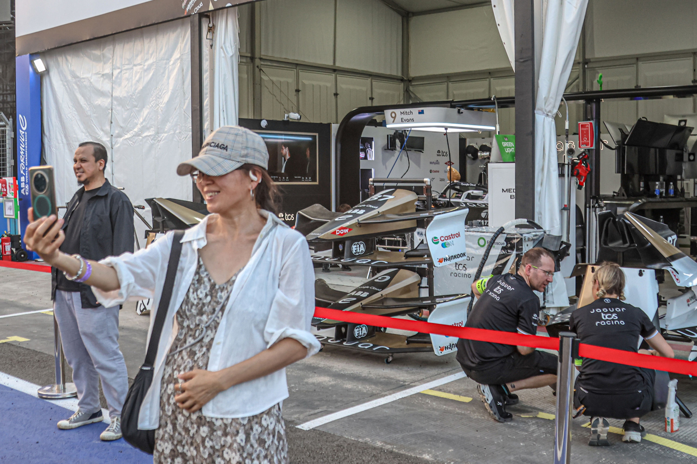 Sejumlah pengunjung formula E mengikuti paddock tour usai latihan bebas sesi pertama atau free pract