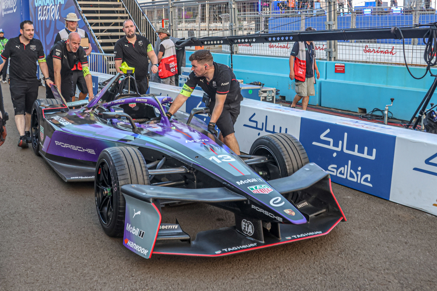 Sejumlah mekanik membersihkan mobil balap Formula E Gen 3 Evo saat paddock tour usai latihan bebas s