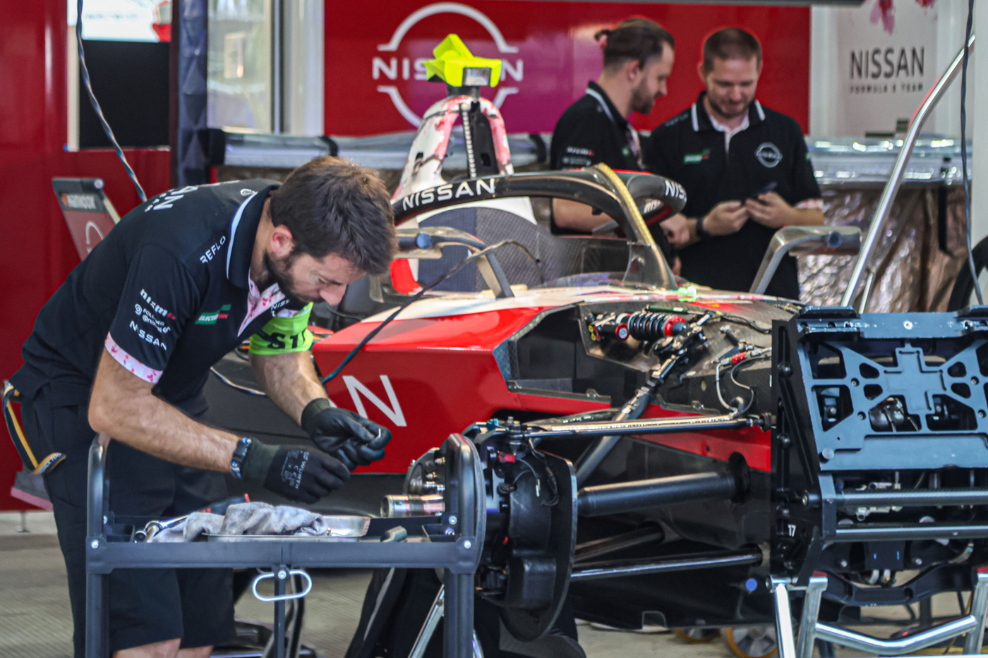 Sejumlah mekanik membersihkan mobil balap Formula E Gen 3 Evo saat paddock tour usai latihan bebas s