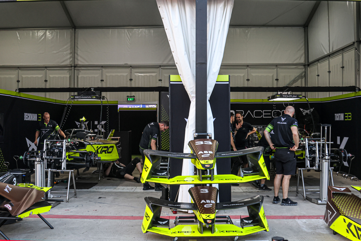 Sejumlah mekanik membersihkan mobil balap Formula E Gen 3 Evo saat paddock tour usai latihan bebas s