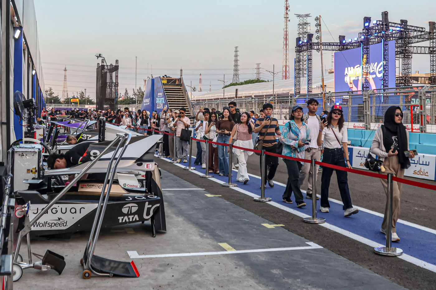 Sejumlah pengunjung formula E mengikuti paddock tour usai latihan bebas sesi pertama atau free pract