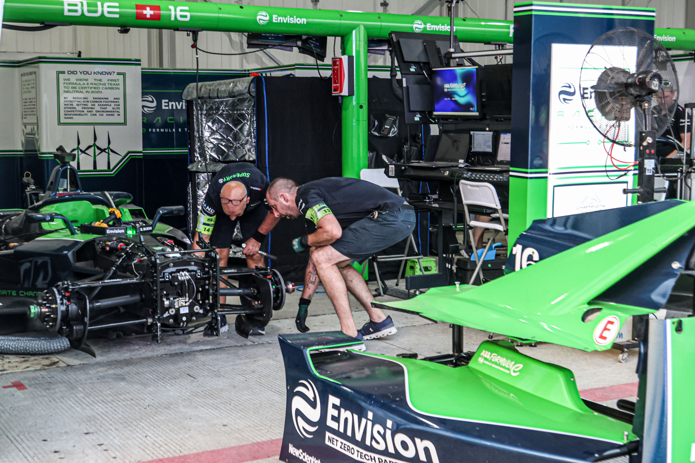 Sejumlah mekanik membersihkan mobil balap Formula E Gen 3 Evo saat paddock tour usai latihan bebas s