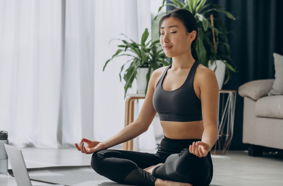 Meditasi pagi membantu menjernihkan pikiran dan menanamkan kebiasaan positif untuk kebahagiaan yang lebih stabil setiap hari. - Image