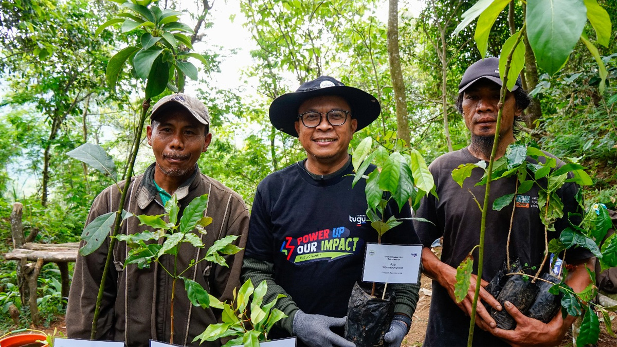 Edi Yoga Prasetyo selaku Direktur Tugu Insurance melakukan penanaman pohon bersama petani hutan di Cianjur, Jawa Barat.(Dok. Istimewa) - Image