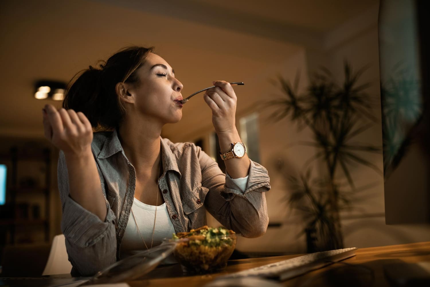 ilustrasi orang yang sedang makan malam. Sumber foto: Freepik - Image