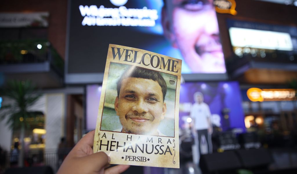 Momen unik penyambutan Al Hamra, Persib bagikan flyer di jalanan Bandung dan tampilkan video "Wilujeng Sumping" di Summaba. (Dok. Persib) - Image