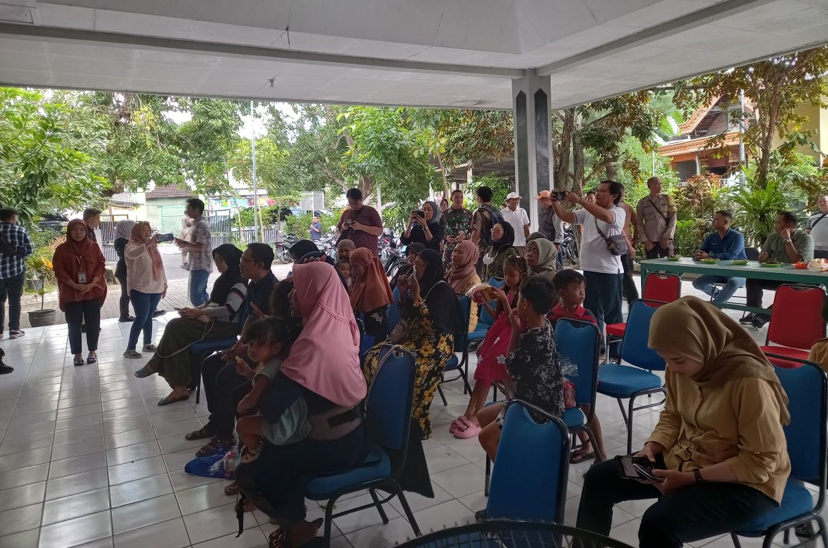Belasan pelaku UMKM di Sememi, Benowo, korban penipuan. (Novia Herawati/JawaPos.com) - Image